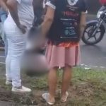 Duas estudantes no chão após serem atropeladas enquanto atravessavam uma faixa de pedestres.