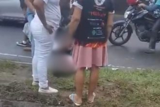 Duas estudantes no chão após serem atropeladas enquanto atravessavam uma faixa de pedestres.