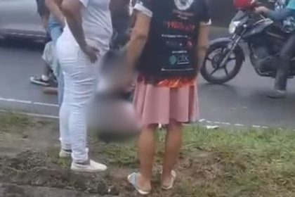 Duas estudantes no chão após serem atropeladas enquanto atravessavam uma faixa de pedestres.