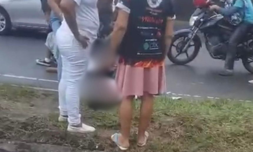 Duas estudantes no chão após serem atropeladas enquanto atravessavam uma faixa de pedestres.