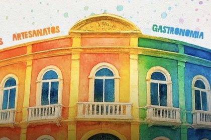 Fachada colorida de um prédio com detalhes em arco, janelas e varandas. A fachada tem o arco decorado com as palavras "Artesanatos", "Gastronomia", "Bebidas" e "Receitas", em destaque.