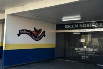 Fachada da Delegacia Especializada em Crimes Contra a Mulher (DECCM) no bairro Cidade de Deus, Manaus.