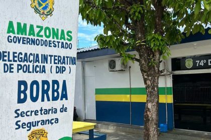 Fachada da Delegacia Interativa de Polícia (DIP) de Borba, Amazonas, com a placa de identificação e a fachada do prédio.