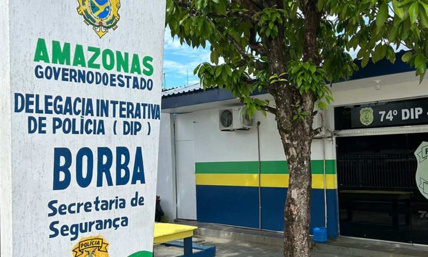 Fachada da Delegacia Interativa de Polícia (DIP) de Borba, Amazonas, com a placa de identificação e a fachada do prédio.