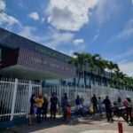 Fachada da Fundação Hospitalar Alfredo da Matta (Fuham) em Manaus, Amazonas, com pessoas em frente ao prédio.