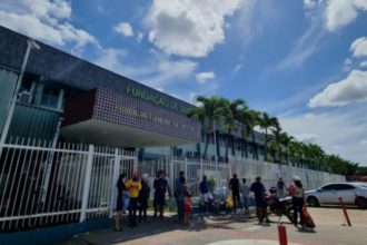 Fachada da Fundação Hospitalar Alfredo da Matta (Fuham) em Manaus, Amazonas, com pessoas em frente ao prédio.