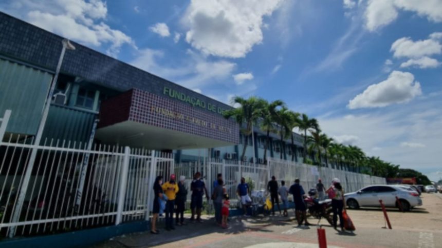 Fachada da Fundação Hospitalar Alfredo da Matta (Fuham) em Manaus, Amazonas, com pessoas em frente ao prédio.