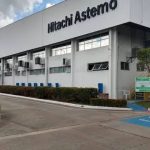 Fachada da Hitachi Astemo, empresa que oferece oportunidades de estágio para universitários em Manaus.
