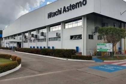 Fachada da Hitachi Astemo, empresa que oferece oportunidades de estágio para universitários em Manaus.