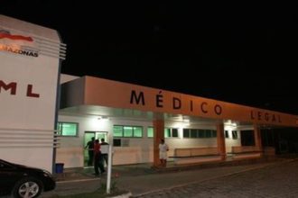 Fachada do IML (Instituto Médico Legal) Amazonas à noite.