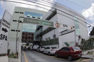 Fachada do Serviço de Pronto Atendimento (SPA) Danilo Corrêa, com placa de entrada de veículos e sinalização de SPA.