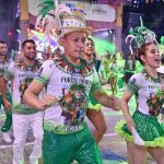 Festival Folclórico no Povos da Amazônia com grupo de dançarinos vestidos com trajes coloridos.