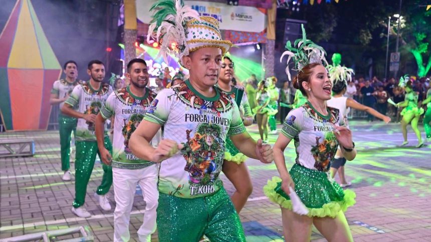 Festival Folclórico no Povos da Amazônia com grupo de dançarinos vestidos com trajes coloridos.