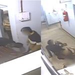 Imagem de uma briga em uma delegacia, com um detento caído no chão e outros dois presos em pé, um deles com uma camisa verde e o outro com uma camisa preta.