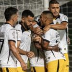 Jogadores do Amazonas FC comemorando um gol durante partida da Série B do Campeonato Brasileiro.