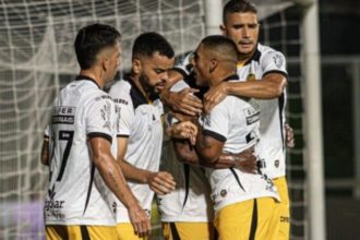 Jogadores do Amazonas FC comemorando um gol durante partida da Série B do Campeonato Brasileiro.