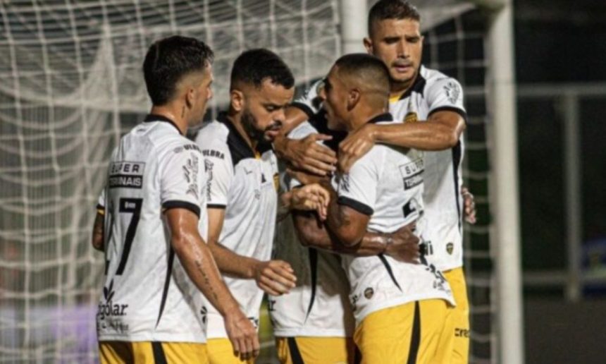 Jogadores do Amazonas FC comemorando um gol durante partida da Série B do Campeonato Brasileiro.