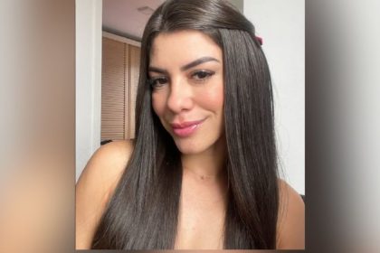 Kaline Milena, mulher de 30 anos, em uma foto de rosto, sorrindo para a câmera.