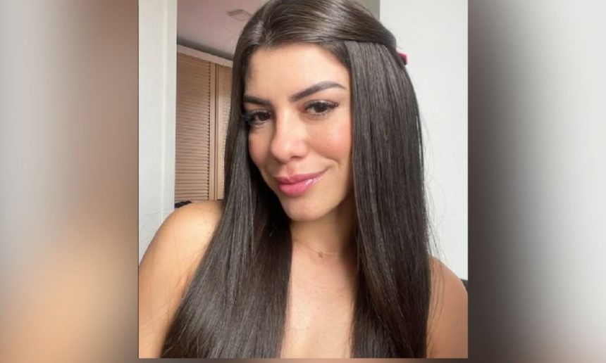 Kaline Milena, mulher de 30 anos, em uma foto de rosto, sorrindo para a câmera.