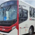 Ônibus branco da Eucatur, novo e moderno, com detalhes em vermelho e o número 0424018.