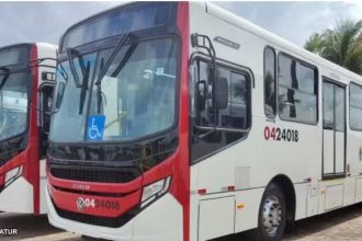 Ônibus branco da Eucatur, novo e moderno, com detalhes em vermelho e o número 0424018.
