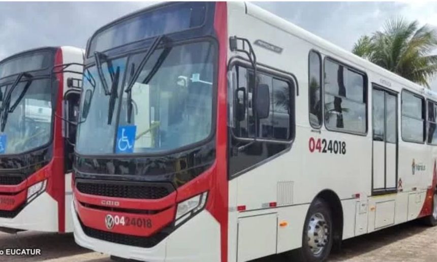 Ônibus branco da Eucatur, novo e moderno, com detalhes em vermelho e o número 0424018.