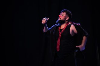 Palhaço Numadi, de Richard Hartz, em apresentação no Cine Circo, projeto do Barravento Cultural, no Parque Rio Negro, em Manaus.