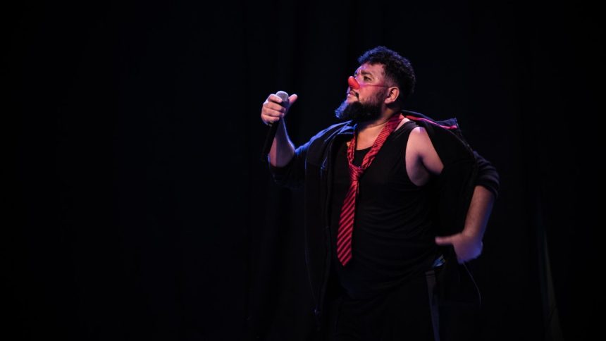 Palhaço Numadi, de Richard Hartz, em apresentação no Cine Circo, projeto do Barravento Cultural, no Parque Rio Negro, em Manaus.