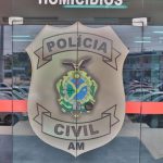 Placa da Polícia Civil do Amazonas em frente ao prédio da delegacia.