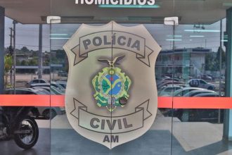 Placa da Polícia Civil do Amazonas em frente ao prédio da delegacia.