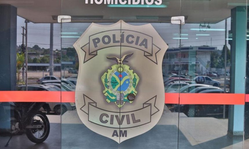 Placa da Polícia Civil do Amazonas em frente ao prédio da delegacia.