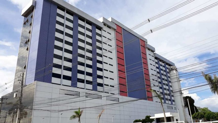 Prédio da Faculdade Metropolitana de Manaus (Fametro), com fachada moderna em tons de branco, azul e vermelho, e muitas janelas.