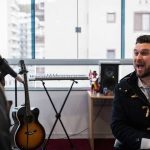 Professor de violão da Oficina Escola de Lutheria da Amazônia (OELA) durante aula com estudante em Manaus.
