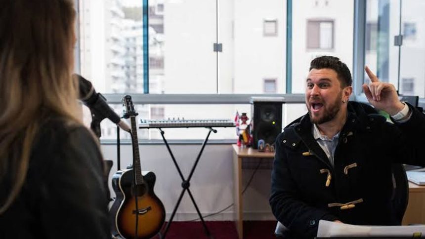 Professor de violão da Oficina Escola de Lutheria da Amazônia (OELA) durante aula com estudante em Manaus.