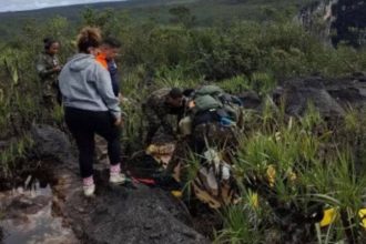 Resgate de uma mulher com fratura na perna na Serra do Aracá.