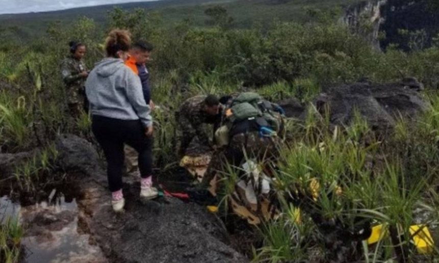 Resgate de uma mulher com fratura na perna na Serra do Aracá.