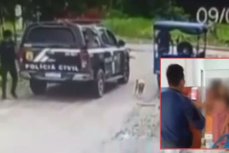 Três guardas municipais em Tefé, Amazonas, são flagrados em possível situação de abuso de autoridade. Um deles segura uma mulher, enquanto outro conversa com ela.