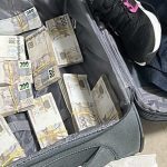 Três malas com grande quantidade de dinheiro em notas de R$ 200 apreendidas pela Polícia Federal.