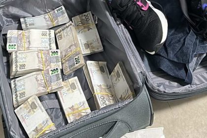 Três malas com grande quantidade de dinheiro em notas de R$ 200 apreendidas pela Polícia Federal.