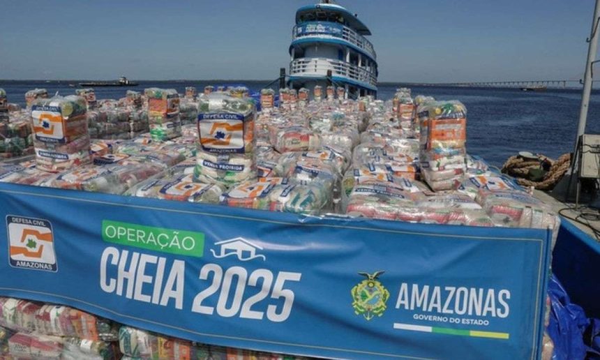 Um barco cheio de pacotes de alimentos, sinalizado com 'Operação Cheia 2025' e 'Defesa Civil Amazonas', para ajudar vítimas de enchentes no Amazonas.