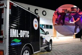 Um caminhão preto da IML-DPTC com a inscrição "Amazonas" estacionado em frente a um prédio, com uma cena de crime sendo investigada por policiais em segundo plano.