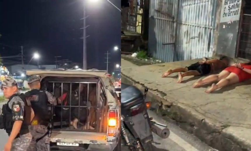 Um casal preso em uma viatura da polícia, ambos com as mãos algemadas e sendo escoltados por policiais militares.