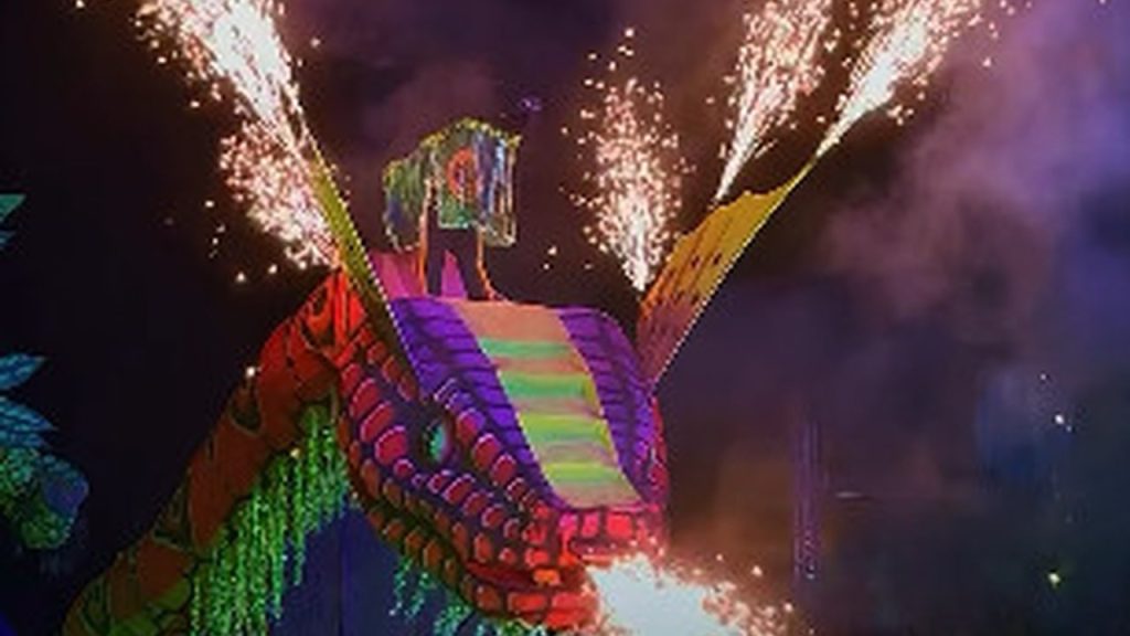 Um grande boneco de peixe-boi com luzes coloridas sendo acionado por fogos de artifício durante o festival do Peixe-Boi em Novo Airão.