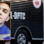 Um homem, possivelmente Fábio Viana de Souza Santana, em uma foto de perfil, ao lado de uma viatura da Polícia Civil.