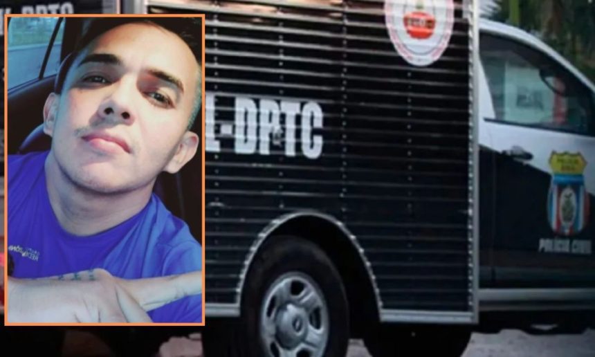 Um homem, possivelmente Fábio Viana de Souza Santana, em uma foto de perfil, ao lado de uma viatura da Polícia Civil.