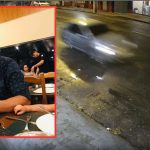 Um homem sorri e dá um joinha sentado em uma mesa de restaurante. No fundo, uma outra pessoa aparece em outro ambiente, sendo atropelado por um carro.