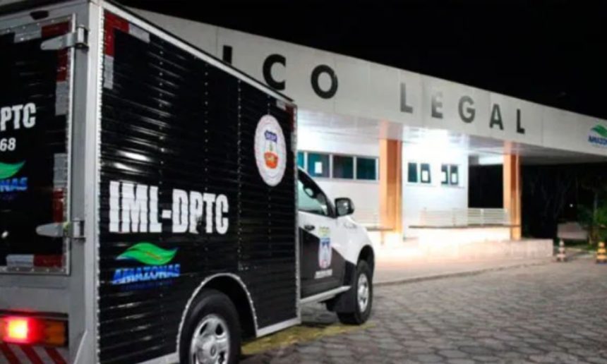 Um veículo preto e branco da polícia, possivelmente uma van, estacionado em frente a um prédio com a placa "Colegial" em destaque.