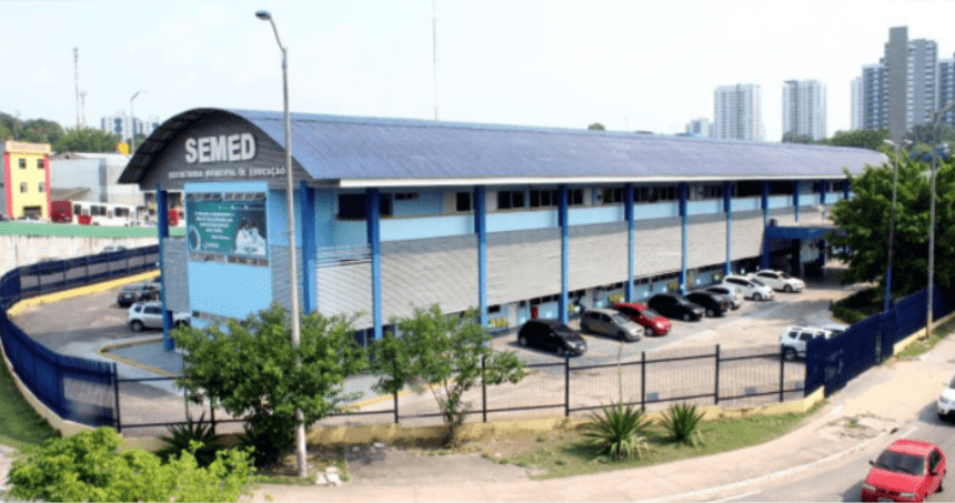 Imagem colorida mostra sede da Semed em Manaus