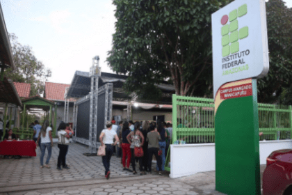 Imagem colorida mostra fachada do Ifam de Manacapuru