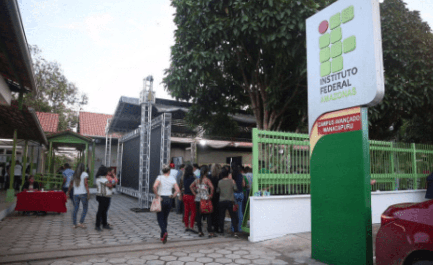 Imagem colorida mostra fachada do Ifam de Manacapuru